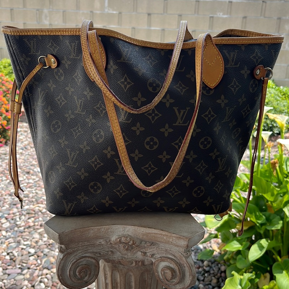 Louis Vuitton Leather Purse. EUC, Minor Wear